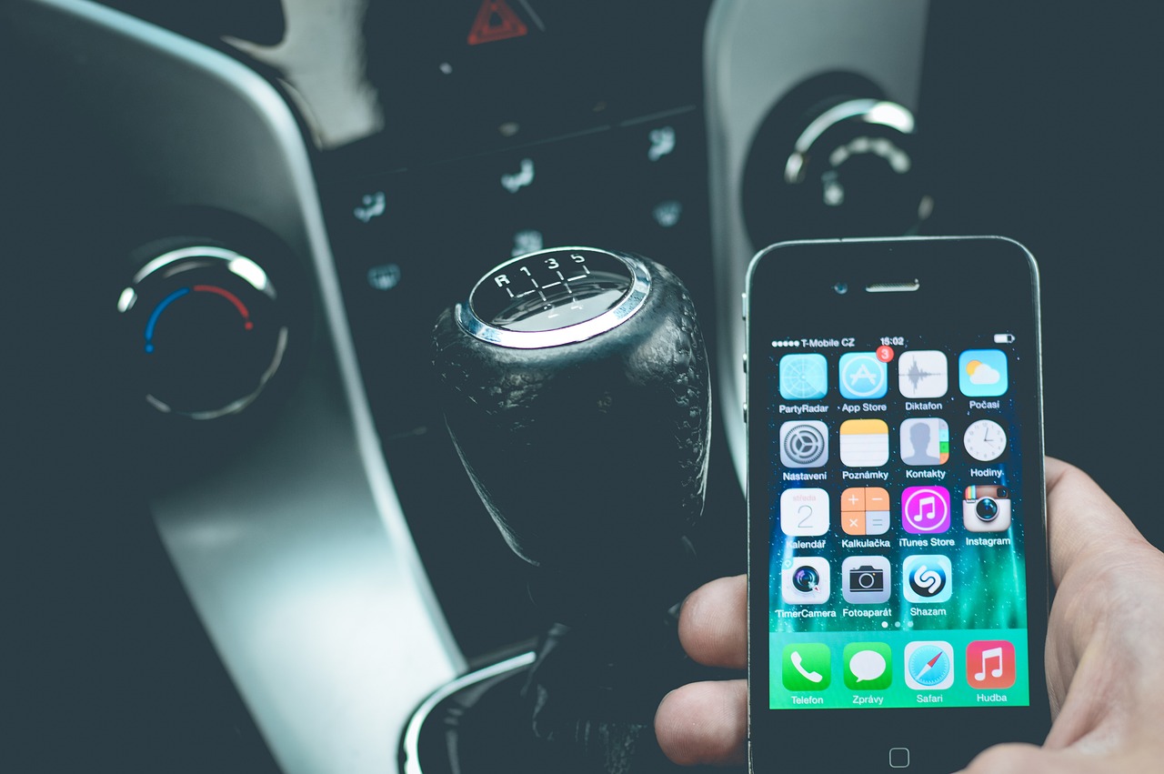 4 spôsoby ako prepojiť mobil s autom 